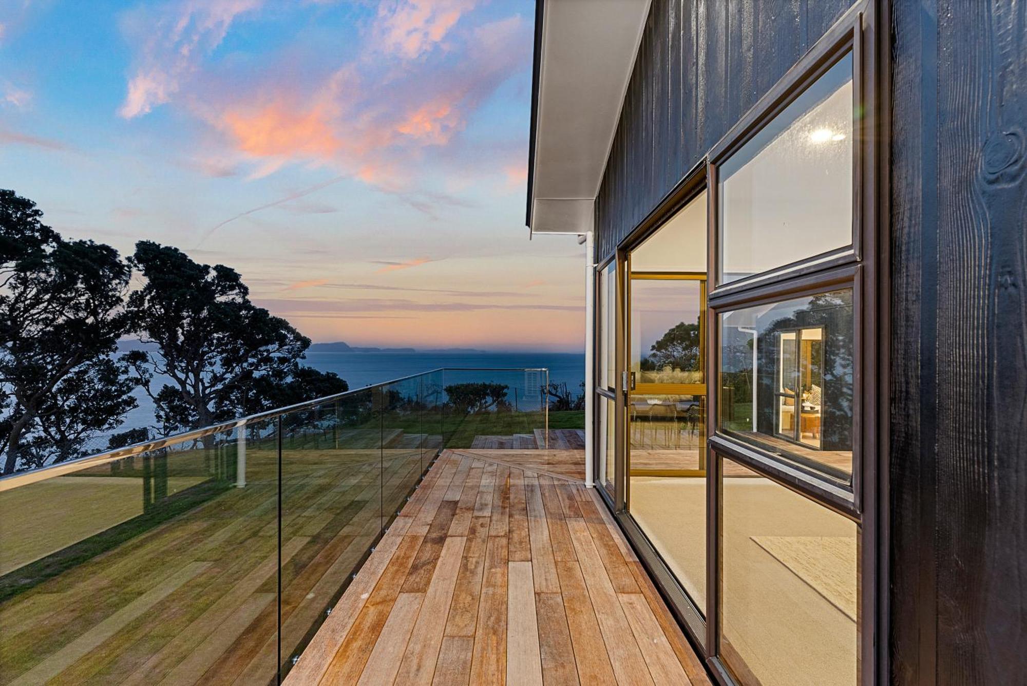 Private Paradise With Sea Views Appartement Whangaparaoa Buitenkant foto